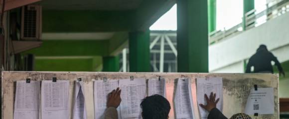 Des proches consultent une liste de noms alors que les opérations de secours se poursuivent à l'école Al-Khoziny à Sidoarjo, en Indonésie, le 30 septembre 2025 Des proches consultent une liste de noms alors que les opérations de secours se poursuivent à l'école Al-Khoziny à Sidoarjo, en Indonésie, le 30 septembre 2025