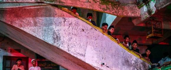 Des étudiants observent les recherches des secours pour trouver des survivants à l'école islamique effondrée de Sidoarjo, en Indonésie, le 29 septembre 2025 Des étudiants observent les recherches des secours pour trouver des survivants à l'école islamique effondrée de Sidoarjo, en Indonésie, le 29 septembre 2025