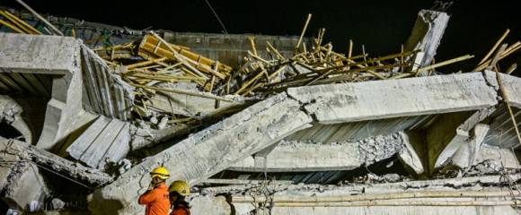 Les secours inspectent le site de l'effondrement d'une école islamique à Sidoarjo, en Indonésie, le 29 septembre 2025 Les secours inspectent le site de l'effondrement d'une école islamique à Sidoarjo, en Indonésie, le 29 septembre 2025