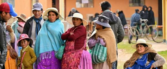 Des Aymaras font la queue pour voter lors du second tour de l'élection présidentielle, à Laja, à environ 30 km à l'ouest de La Paz, le 19 octobre 2025 Des Aymaras font la queue pour voter lors du second tour de l'élection présidentielle, à Laja, à environ 30 km à l'ouest de La Paz, le 19 octobre 2025