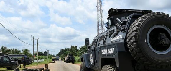 Un véhicule de la gendarmerie dans le village de Lopou, près de Dabou, lors de la présidentielle en Côte d'Ivoire, le 25 octobre 2025 Un véhicule de la gendarmerie dans le village de Lopou, près de Dabou, lors de la présidentielle en Côte d'Ivoire, le 25 octobre 2025