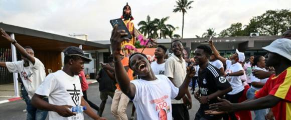 Des partisans du président sortant réélu Alassane Ouattara célèbrent sa victoire à la présidentielle, au siège de son parti à Abidjan en Côte d'Ivoire, le 27 octobre 2025 Des partisans du président sortant réélu Alassane Ouattara célèbrent sa victoire à la présidentielle, au siège de son parti à Abidjan en Côte d'Ivoire, le 27 octobre 2025