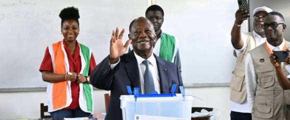 Le président sortant et candidat à la présidentielle Alassane Ouattara après avoir voté, le 25 octobre 2025 à Abidjan, en Côte d'Ivoire Le président sortant et candidat à la présidentielle Alassane Ouattara après avoir voté, le 25 octobre 2025 à Abidjan, en Côte d'Ivoire