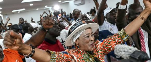 Des partisans du président sortant et candidat à la présidentielle, Alassane Ouattara, célèbrent sa victoireau siège du parti du Rassemblement des houphouétistes pour la démocratie et la paix (RHDP) à Abidjan, le 27 octobre 2025 en Côte d'Ivoire Des partisans du président sortant et candidat à la présidentielle, Alassane Ouattara, célèbrent sa victoireau siège du parti du Rassemblement des houphouétistes pour la démocratie et la paix (RHDP) à Abidjan, le 27 octobre 2025 en Côte d'Ivoire
