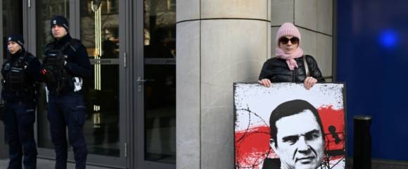Une femme tient une pancarte avec le portrait du prisonnier Andrzej Poczobut, membre de la minorité polonaise du Belarus et correspondant de la Gazeta Wyborcza, devant le bureau du Parlement européen à Varsovie, le 14 mars 2024 Une femme tient une pancarte avec le portrait du prisonnier Andrzej Poczobut, membre de la minorité polonaise du Belarus et correspondant de la Gazeta Wyborcza, devant le bureau du Parlement européen à Varsovie, le 14 mars 2024