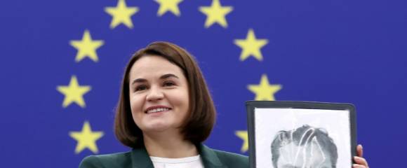 l'opposante bélarusse Svetlana Tikhanovskaïa tient une photo d'Andrzej Poczobut, journaliste emprisonné au Bélarus, qui vient de recevoir le prix Sakharov, lors d'une séance solennelle à Strasbourg, le 22 octobre 2025 dans l'est de la France l'opposante bélarusse Svetlana Tikhanovskaïa tient une photo d'Andrzej Poczobut, journaliste emprisonné au Bélarus, qui vient de recevoir le prix Sakharov, lors d'une séance solennelle à Strasbourg, le 22 octobre 2025 dans l'est de la France