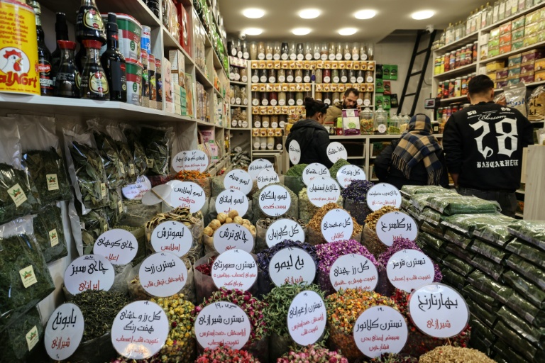 Des clients dans le bazar Tajrish, le 29 décembre 2025 dans la capitale iranienne de Téhéran