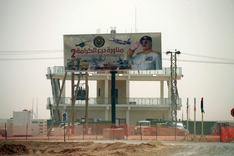Un portrait du maréchal maréchal Khalifa Haftar affiché sur le site de manoeuvres militaires, le 16 mai 2026 dans le sud-est de la Libye