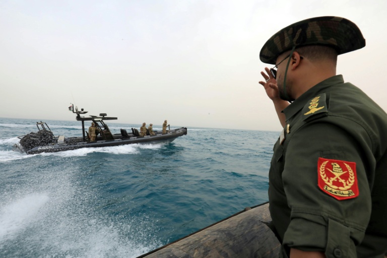 Des membres de l'Armée nationale libyenne prennent part à des manoeuvres militaires, le 16 mai 2026 dans le sud-est de la Libye