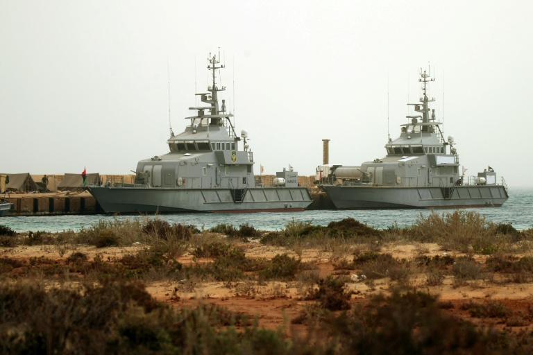 Des navires de l'Armée nationale libyennes participent à des manoeuvres militaires, le 16 mai 2026 dans le sud-est de la Libye