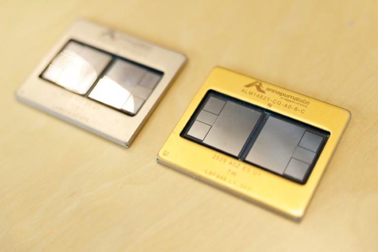 Les processeurs Trainium 2 (à gauche) et Trainium 3 (à droite) d'Amazon Web Services