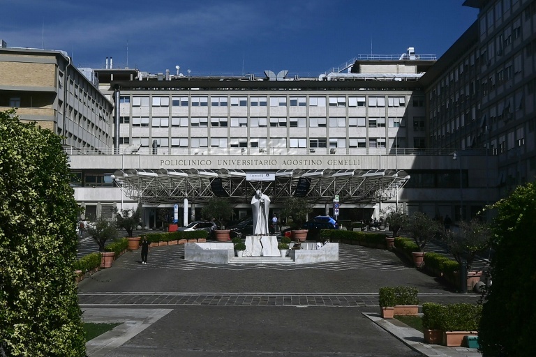 Une statue du pape Jean-Paul II devant l'hôpital Gemelli à Rome, le 12 octobre 2026