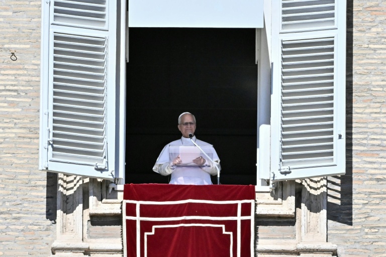 Le pape Léon XIV pendant la prière de l'Angélus sur la place Saint-Pierre, au Vatican, le 11 octobre 2026