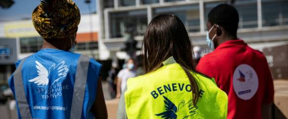 Des bénévoles du Secours populaire distribuent des produits alimentaires et d'hygiène devant l'université Paris 8 à Saint-Denis le 6 mai 2020 Des bénévoles du Secours populaire distribuent des produits alimentaires et d'hygiène devant l'université Paris 8 à Saint-Denis le 6 mai 2020