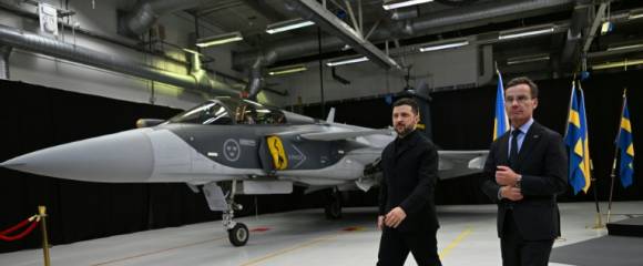 Le Premier ministre suédois Ulf Kristersson (d) et le président ukrainien Volodymyr Zelensky passent devant un avion de chasse Gripen à l'issue d'une conférence de presse conjointe à Linköping, en Suède, le 22 octobre 2025 Le Premier ministre suédois Ulf Kristersson (d) et le président ukrainien Volodymyr Zelensky passent devant un avion de chasse Gripen à l'issue d'une conférence de presse conjointe à Linköping, en Suède, le 22 octobre 2025