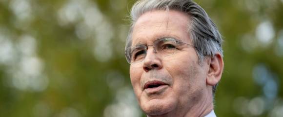 Le ministre américain des Finances Scott Bessent répond aux questions de journalistes à l'extérieur de l'aile ouest de la Maison Blanche, le 22 octobre 2025 à Washington Le ministre américain des Finances Scott Bessent répond aux questions de journalistes à l'extérieur de l'aile ouest de la Maison Blanche, le 22 octobre 2025 à Washington
