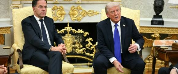 Le président américain Donald Trump (d) et le secrétaire général de l'Otan, Mark Rutte, dans le Bureau ovale de la Maison Blanche, le 22 octobre 2025 à Washington Le président américain Donald Trump (d) et le secrétaire général de l'Otan, Mark Rutte, dans le Bureau ovale de la Maison Blanche, le 22 octobre 2025 à Washington
