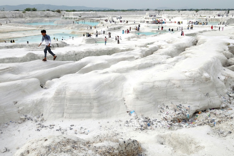 Un enfant marche sur la décharge de l'industrie du marbre à Kishangarh, dans le Rajasthan, en Inde le 16 août 2026