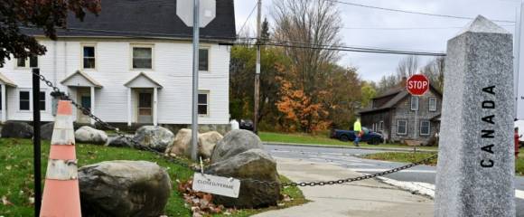 Un panneau et une chaîne indiquent la fermeture d'un passage pour piétons qui permettaient l'accès à la bibliothèque Haskell depuis le Canada, le 22 octobre 2025 à Stanstead Un panneau et une chaîne indiquent la fermeture d'un passage pour piétons qui permettaient l'accès à la bibliothèque Haskell depuis le Canada, le 22 octobre 2025 à Stanstead