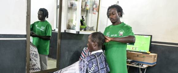 Mohamed Badini, un ancien migrant, dans son salon de coiffure à Daloa, en Côte d'Ivoire, le 10 octobre 2025 Mohamed Badini, un ancien migrant, dans son salon de coiffure à Daloa, en Côte d'Ivoire, le 10 octobre 2025
