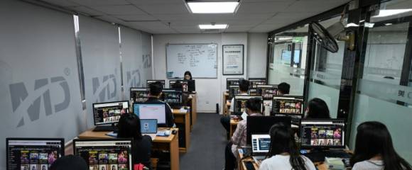 Des étudiants chinois suivent un cours de vente de produits sur TikTok à l'école de commerce en ligne Mede Education Technology à Guangzhou, le 7 avril 2024 dans le sud de la Chine