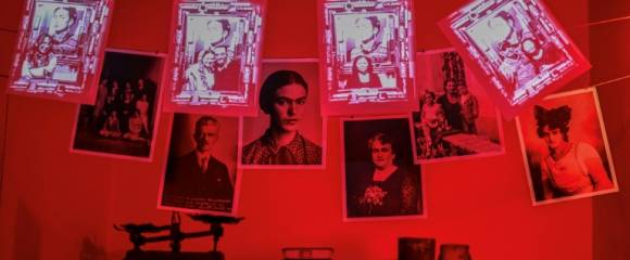 Une projection illumine les affaires de la peintre mexicaine Frida Kahlo au Musée Casa Kahlo dans le quartier de Coyoacan, au sud de Mexico, le 3 octobre 2025 Une projection illumine les affaires de la peintre mexicaine Frida Kahlo au Musée Casa Kahlo dans le quartier de Coyoacan, au sud de Mexico, le 3 octobre 2025