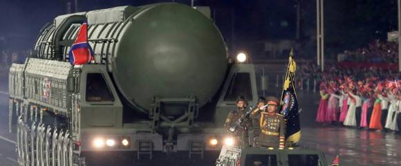 Un missile balistique intercontinental (ICBM) nord-coréen défile sur la place Kim Il Sung de Pyongyang, le 10 octobre 2025 Un missile balistique intercontinental (ICBM) nord-coréen défile sur la place Kim Il Sung de Pyongyang, le 10 octobre 2025