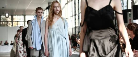 Des mannequins présentent les créations d'AlainPaul pour la collection Prêt-à-porter Femme Printemps-Été 2026 lors de la Fashion Week de Paris, le 1er octobre 2025 Des mannequins présentent les créations d'AlainPaul pour la collection Prêt-à-porter Femme Printemps-Été 2026 lors de la Fashion Week de Paris, le 1er octobre 2025