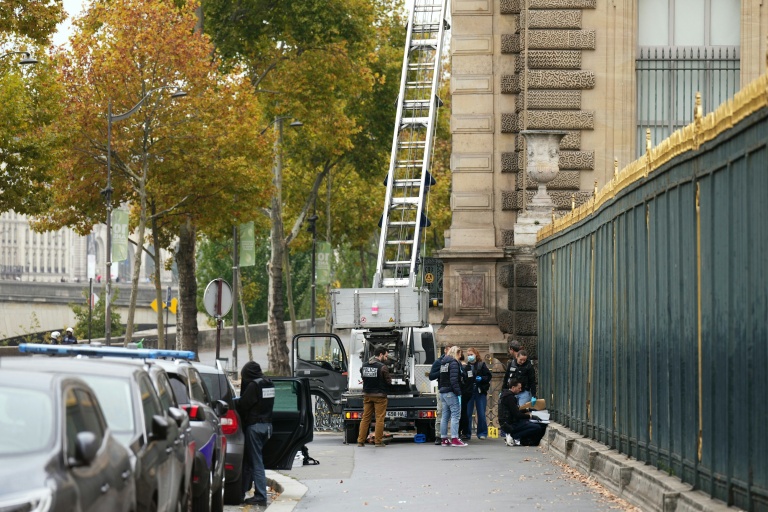 La police devant le monte-charge utilisé au musée du Louvre pour voler les joyaux de la Couronne, à Paris le 19 octobre 2025