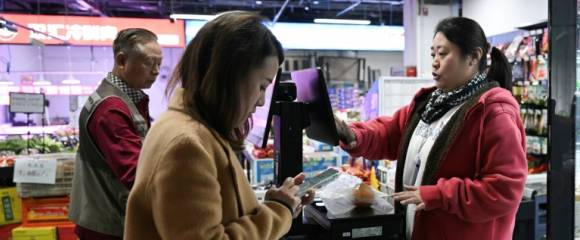 Des clients dans un supermarché à Pékin, le 20 octobre 2025 Des clients dans un supermarché à Pékin, le 20 octobre 2025