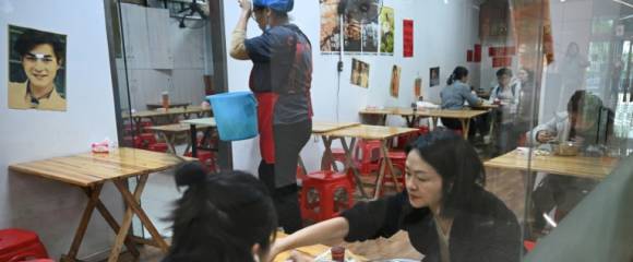 Des clients déjeunent dans un restaurant à Pékin, le 20 octobre 2025 Des clients déjeunent dans un restaurant à Pékin, le 20 octobre 2025