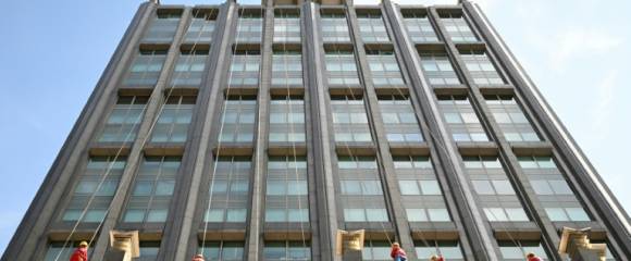 Des laveurs de vitres sur la façade d'un immeuble à Pékin, le 20 octobre 2025 Des laveurs de vitres sur la façade d'un immeuble à Pékin, le 20 octobre 2025