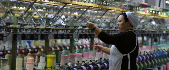 Une ouvrière sur une chaîne de production de soie à Fuyang, dans la province de l'Anhui, dans l'est de la Chine, le 20 octobre 2025 Une ouvrière sur une chaîne de production de soie à Fuyang, dans la province de l'Anhui, dans l'est de la Chine, le 20 octobre 2025