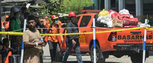 Les secours dans le secteur où une école s'est effondrée, à Sidoarjo, en Indonésie, le 2 octobre 2025 Les secours dans le secteur où une école s'est effondrée, à Sidoarjo, en Indonésie, le 2 octobre 2025