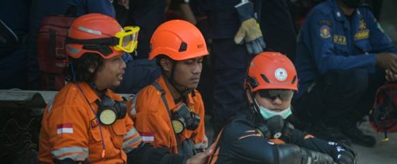 Des secouristes dans le secteur où une école s'est effondrée, à Sidoarjo, en Indonésie, le 2 octobre 2025 Des secouristes dans le secteur où une école s'est effondrée, à Sidoarjo, en Indonésie, le 2 octobre 2025