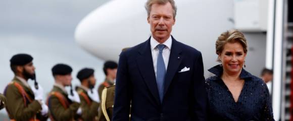Le Grand-Duc Henri de Luxembourg, photographié en 2024 avec la Grande-Duchesse Maria Teresa, a décidé d'abdiquer pour retrouver « une certaine liberté » après un quart de siècle sur le trône Le Grand-Duc Henri de Luxembourg, photographié en 2024 avec la Grande-Duchesse Maria Teresa, a décidé d'abdiquer pour retrouver « une certaine liberté » après un quart de siècle sur le trône