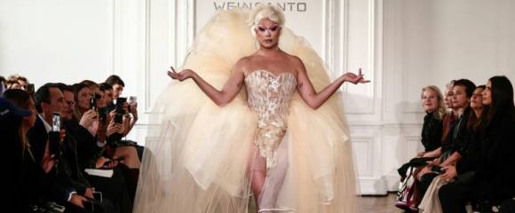 La draq queen française Nicky Doll au défilé Weinsanto, lors de la Fashion Week de Paris, le 29 septembre 2025 La draq queen française Nicky Doll au défilé Weinsanto, lors de la Fashion Week de Paris, le 29 septembre 2025