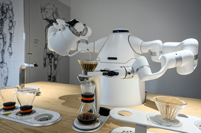 Un robot fabriqué par l'Institut de recherche en robotique de l'Université du Zhejiang prépare du café à l'école des robots de Hangzhou, dans la province du Zhejiang, le 4 août 2026 dans l'est de la Chine