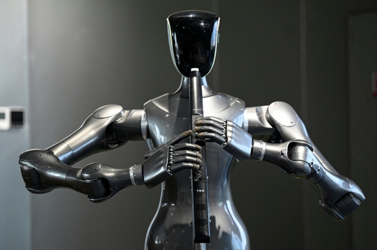 Le robot Xuanwuji, fabriqué par l'Institut de recherche en robotique de l'Université du Zhejiang, joue de la flûte à l'école des robots de Hangzhou, dans la province du Zhejiang, le 4 août 2026 dans l'est de la Chine
