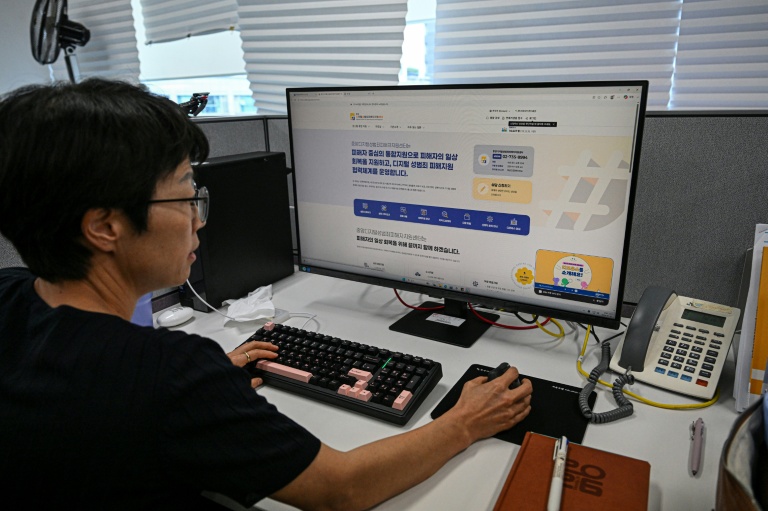 Kim Mi-Soon, responsable du Centre coréen de réponse aux crimes sexuels numériques, navigue sur internet le 2 juillet 2026 à Séoul
