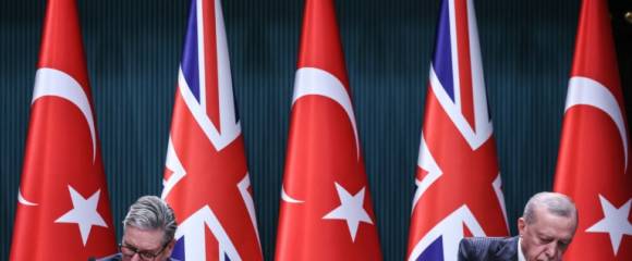 Le Premier ministre britannique Keir Starmer (g) et le président turc Recep Tayyip Erdogan signent un contrat pour 20 avions de combat Eurofighter Typhoona au palais présidentiel d'Ankara, le 27 octobre 2025 Le Premier ministre britannique Keir Starmer (g) et le président turc Recep Tayyip Erdogan signent un contrat pour 20 avions de combat Eurofighter Typhoona au palais présidentiel d'Ankara, le 27 octobre 2025