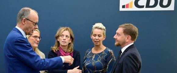 Le chancelier allemand Friedrich Merz discute avec des membres de son parti, la CDU, le 20 octobre 2025 à Berlin Le chancelier allemand Friedrich Merz discute avec des membres de son parti, la CDU, le 20 octobre 2025 à Berlin