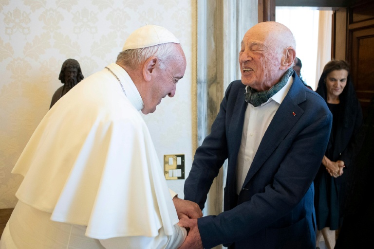 Photo prise et transmise par le Vatican, le 27 juin 2019 montrant le pape François (G) accueillant le socioloogue et philosophe français Edgar Morin (D) en audience privée au Vatican