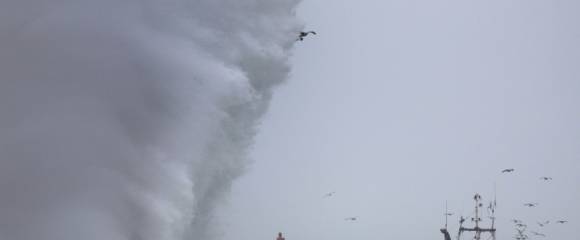 Un bateau de pêche arrive au port de Plobannalec-Lesconil, alors que d'énormes vagues et des vents violents frappent la côte lors du passage de la tempête Benjamin, le 22 octobre 2025 dans le Finistère Un bateau de pêche arrive au port de Plobannalec-Lesconil, alors que d'énormes vagues et des vents violents frappent la côte lors du passage de la tempête Benjamin, le 22 octobre 2025 dans le Finistère