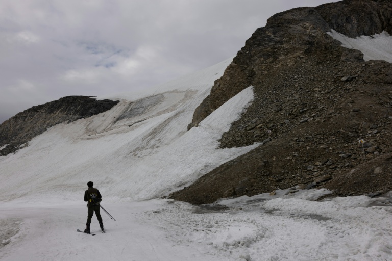 Un skieur descend une piste du glacier de la Grande Motte, le 11 juillet 2026 à Tignes, en Savoie