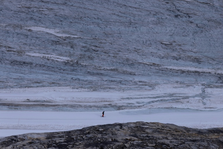 Un skieur sur une piste de la Grande Motte, le 11 juillet 2026 à Tignes, en Savoie