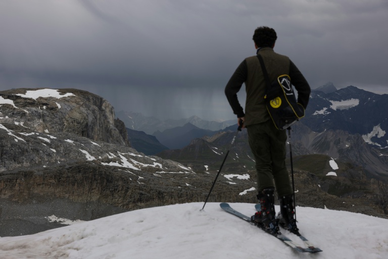 Un skieur regarde le paysage depuis le sommet d'une piste rouge, le 11 juillet 2026 à Tignes, en Savoie