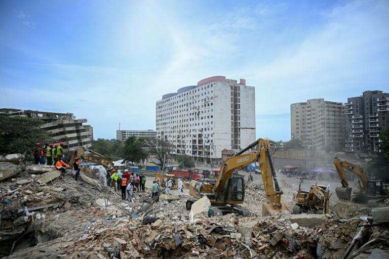 Des équipes de secours et des bénévoles recherchent des corps parmi les décombres d’un immeuble effondré à Caraballeda, au Venezuela, le 3 août 2026.