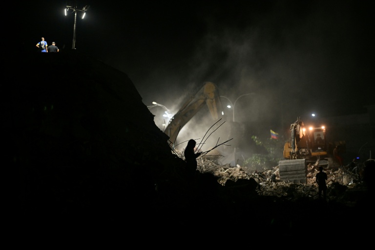 Même la nuit, bénévoles et secouristes travaillent sur les sites du doublé-séisme