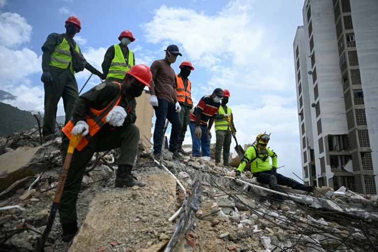 Des équipes de secours et des bénévoles recherchent des corps parmi les décombres d’un immeuble effondré à Caraballeda, au Venezuela, le 3 août 2026.